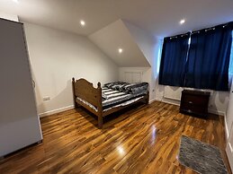 Lovely 6-bed House in Windsor