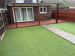 Lovely 6-bed House in Windsor