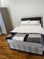 Lovely 6-bed House in Windsor