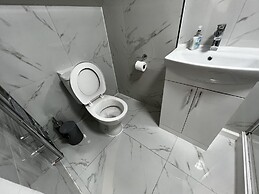 Lovely 6-bed House in Windsor