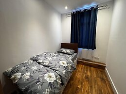 Lovely 6-bed House in Windsor