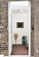 Charming 4-bed Cottage in Hampton
