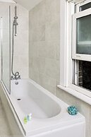 Charming 4-bed Cottage in Hampton