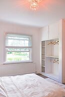 Charming 4-bed Cottage in Hampton