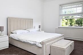 Charming 4-bed Cottage in Hampton