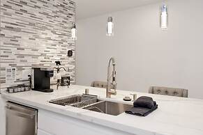 Blue JAY Getaway #2082