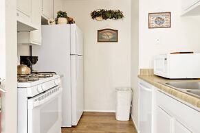 Lakeside Retreat #2365