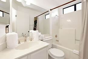 Lakeside Retreat #2365