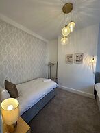 Three Bedroom Home Manchester sleeps 9