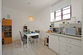 Elizabeth House-100m Lake & Priv.parking