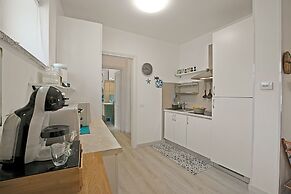 Elizabeth House-100m Lake & Priv.parking