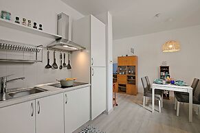 Elizabeth House-100m Lake & Priv.parking