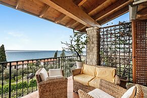 Grotten Loft with lake view and pool