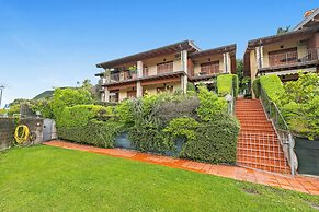 Grotten Loft with lake view and pool