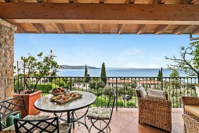 Grotten Loft with lake view and pool