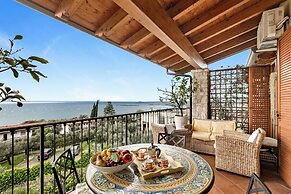 Grotten Loft with lake view and pool