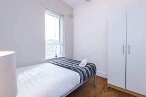 Spacious 4-Bed House Manchester