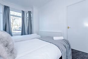 Comfy Four Bedroom House with parking