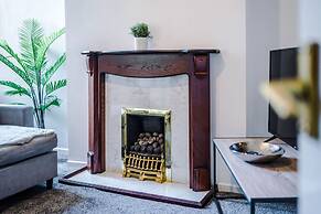 Comfy Four Bedroom House with parking