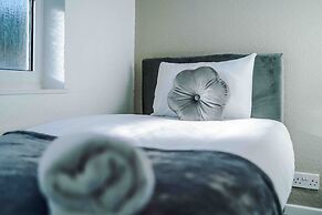 Comfy Four Bedroom House with parking