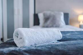 Comfy Four Bedroom House with parking