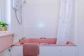 Comfy Four Bedroom House with parking