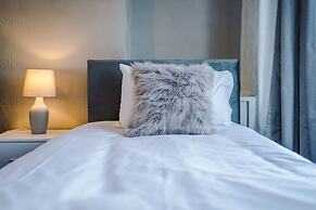 Comfy Four Bedroom House with parking