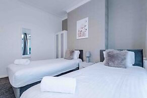 Comfy Four Bedroom House with parking