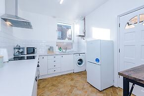 Comfy Four Bedroom House with parking