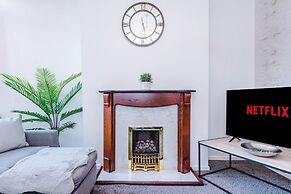 Comfy Four Bedroom House with parking