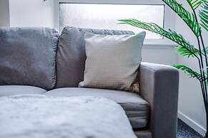 Comfy Four Bedroom House with parking