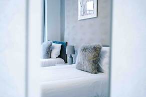 Comfy Four Bedroom House with parking