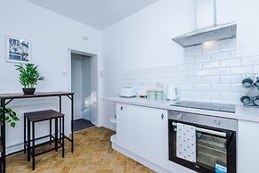 Comfy Four Bedroom House with parking