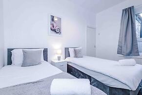 Comfy Four Bedroom House with parking