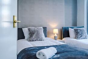 Comfy Four Bedroom House with parking