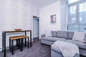 Comfy Four Bedroom House with parking