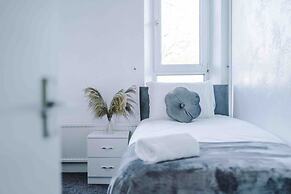 Comfy Four Bedroom House with parking