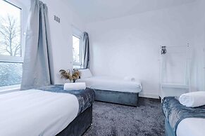 Comfy Four Bedroom House with parking