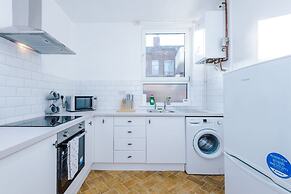 Comfy Four Bedroom House with parking