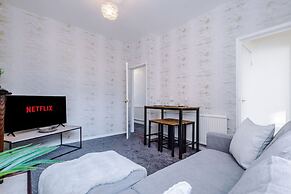 Comfy Four Bedroom House with parking