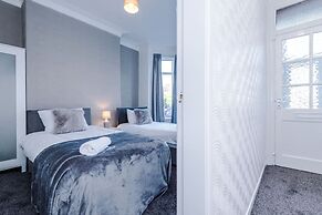 Comfy Four Bedroom House with parking