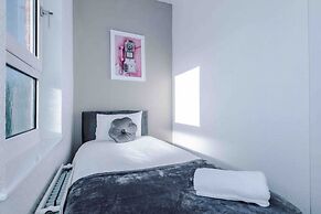 Comfy Four Bedroom House with parking