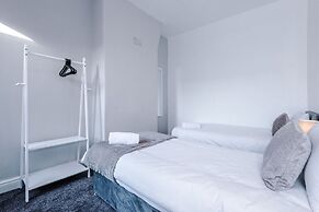 Comfy Four Bedroom House with parking