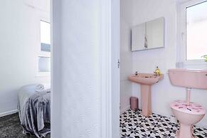 Comfy Four Bedroom House with parking