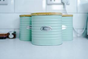 Comfy Four Bedroom House with parking