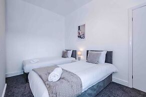 Comfy Four Bedroom House with parking