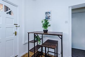 Comfy Four Bedroom House with parking