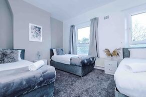 Comfy Four Bedroom House with parking