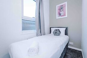 Comfy Four Bedroom House with parking