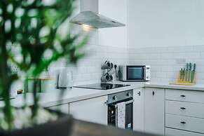 Comfy Four Bedroom House with parking